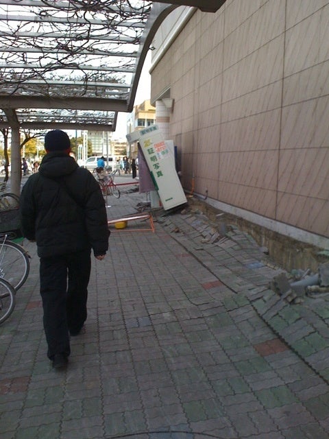 A local mall is damaged post-earthquake. (Credit: Minsha Ouyou)