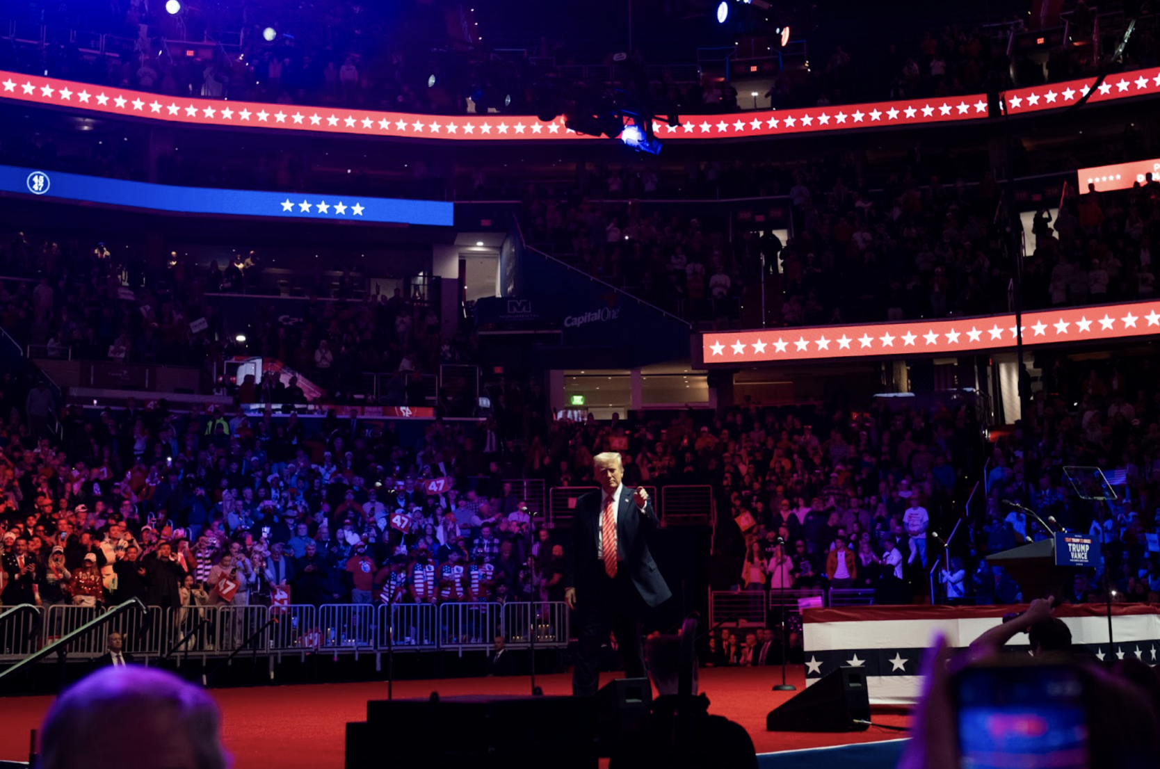 The crowd erupted when Trump took the stage. (Credit: Mariana Hernandez)