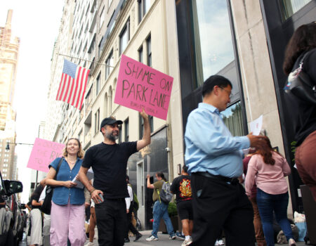 Eric Schmidt (center), an organizer of the Restaurant Workers Union, outside the Park Lane Hotel in Manahattan on Aug. 25. (Credit: Julie Lee)