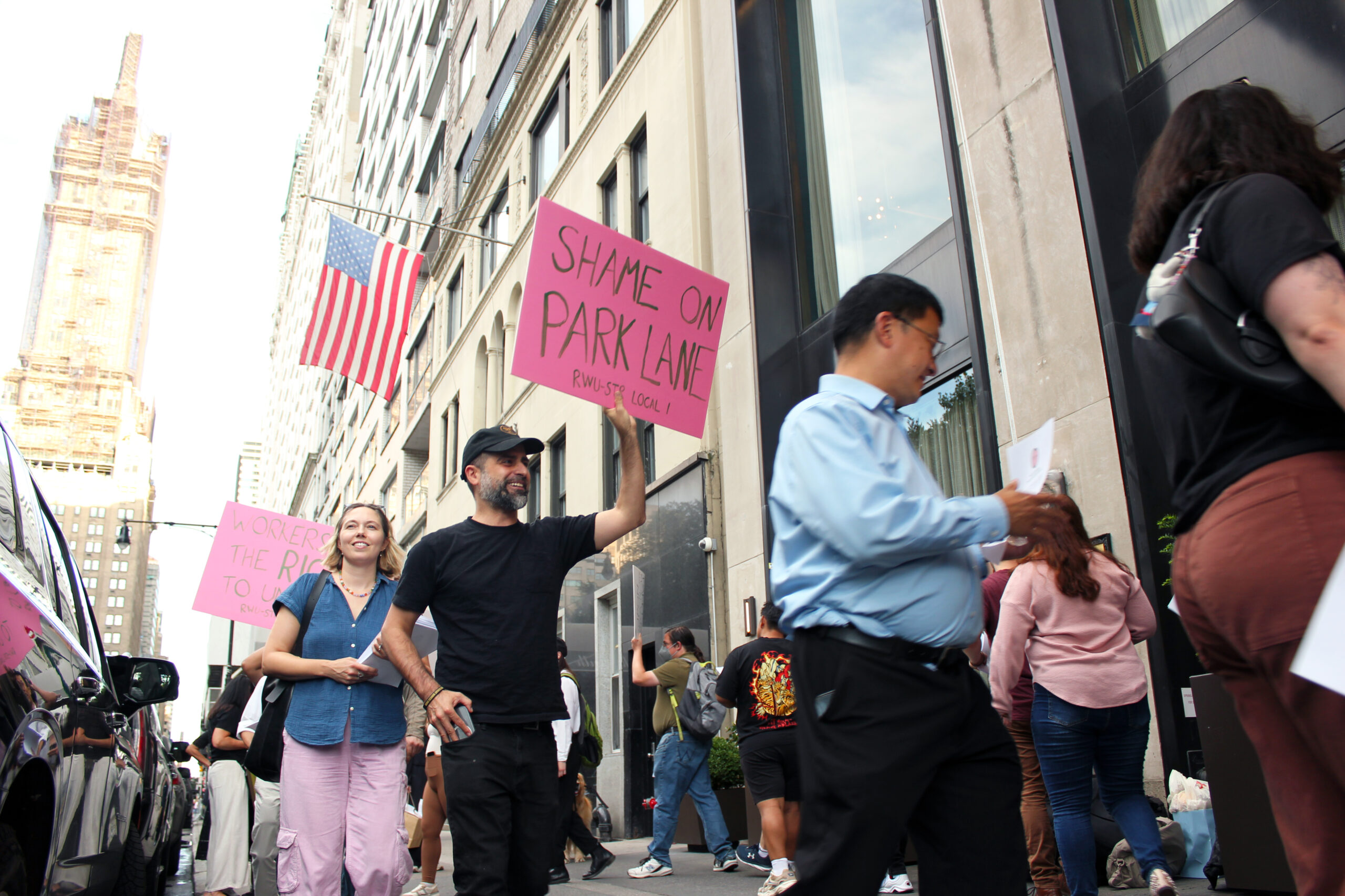 Eric Schmidt (center), an organizer of the Restaurant Workers Union, outside the Park Lane Hotel in Manahattan on Aug. 25. (Credit: Julie Lee)