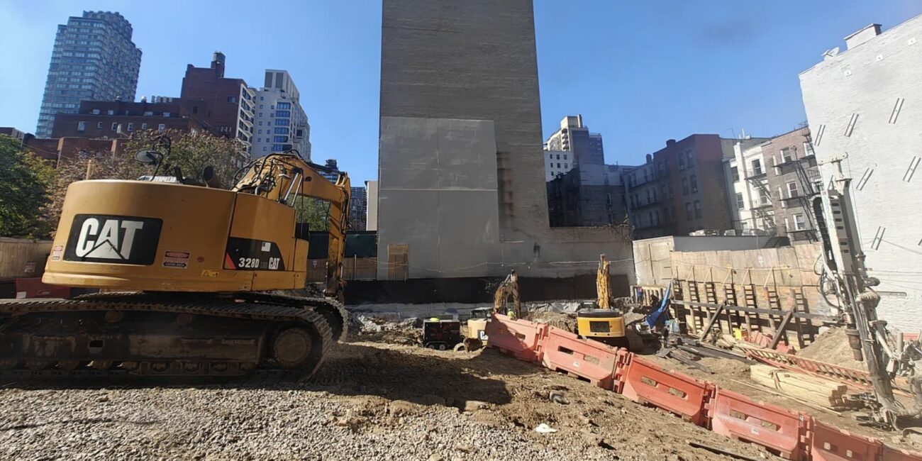 Construction is underway at East 86th Street on a 99-unit building developed by Chess Builders (Credit: Shivangi Sen)