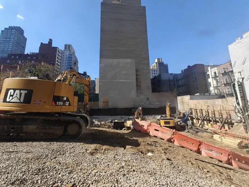 Construction is underway at East 86th Street on a 99-unit building developed by Chess Builders (Credit: Shivangi Sen)
