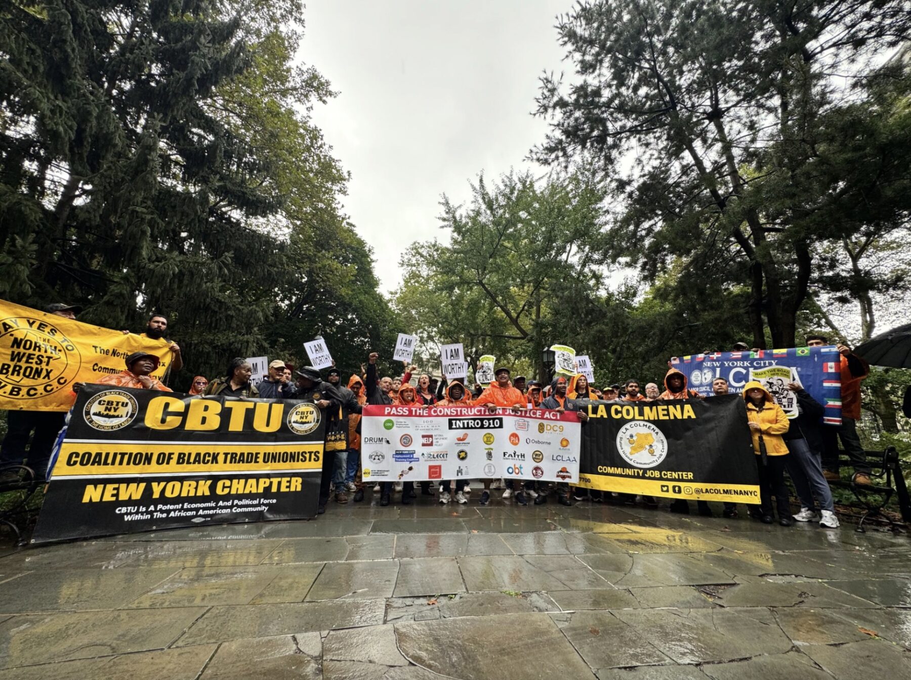 Workers rally to deman implementation of Councilwoman De La Rosa’s legislation. (Credit: Siddharth Kejriwal)