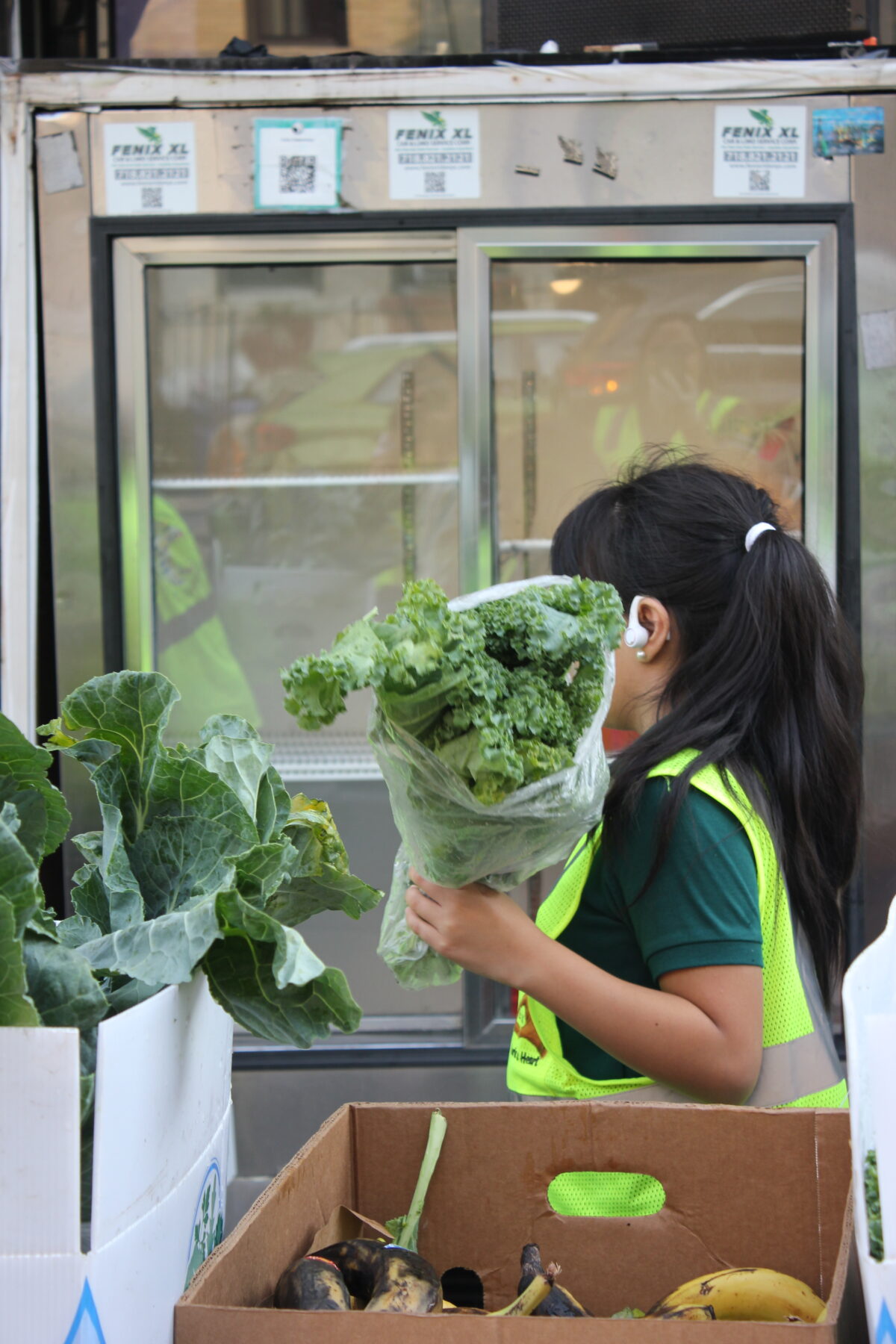 Youngest volunteer at the Fenix Community Fridge. (Credit: Marina Felix Garcia)