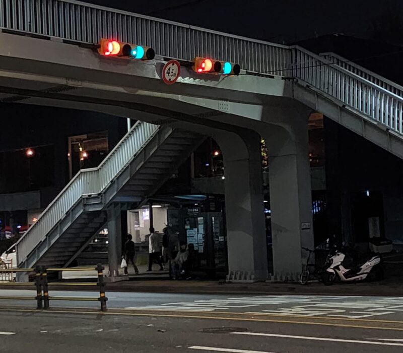 Deserted and dark streets in Seoul (Jiwon Lee)