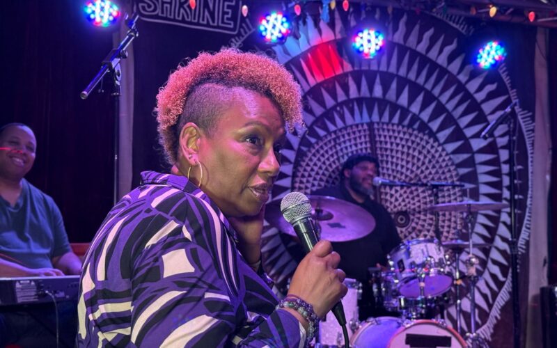 Maria Davis hosts her most recent “MAD Wednesdays” artist showcase in Harlem. (Credit: Junyi Cheng)