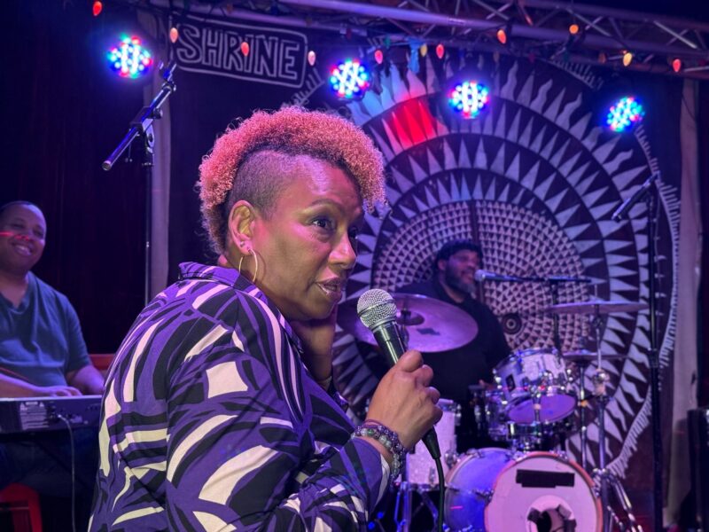 Maria Davis hosts her most recent “MAD Wednesdays” artist showcase in Harlem. (Credit: Junyi Cheng)