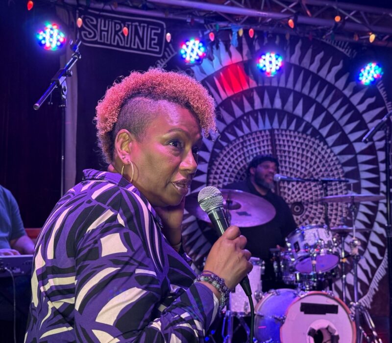 Maria Davis hosts her most recent “MAD Wednesdays” artist showcase in Harlem. (Credit: Junyi Cheng)
