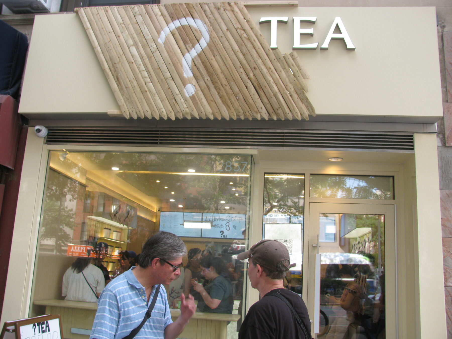 After changing its name to “?” Tea, the shop near Columbia University still filled with customers waiting for their tea orders. (Credit: Haiyi Bi)