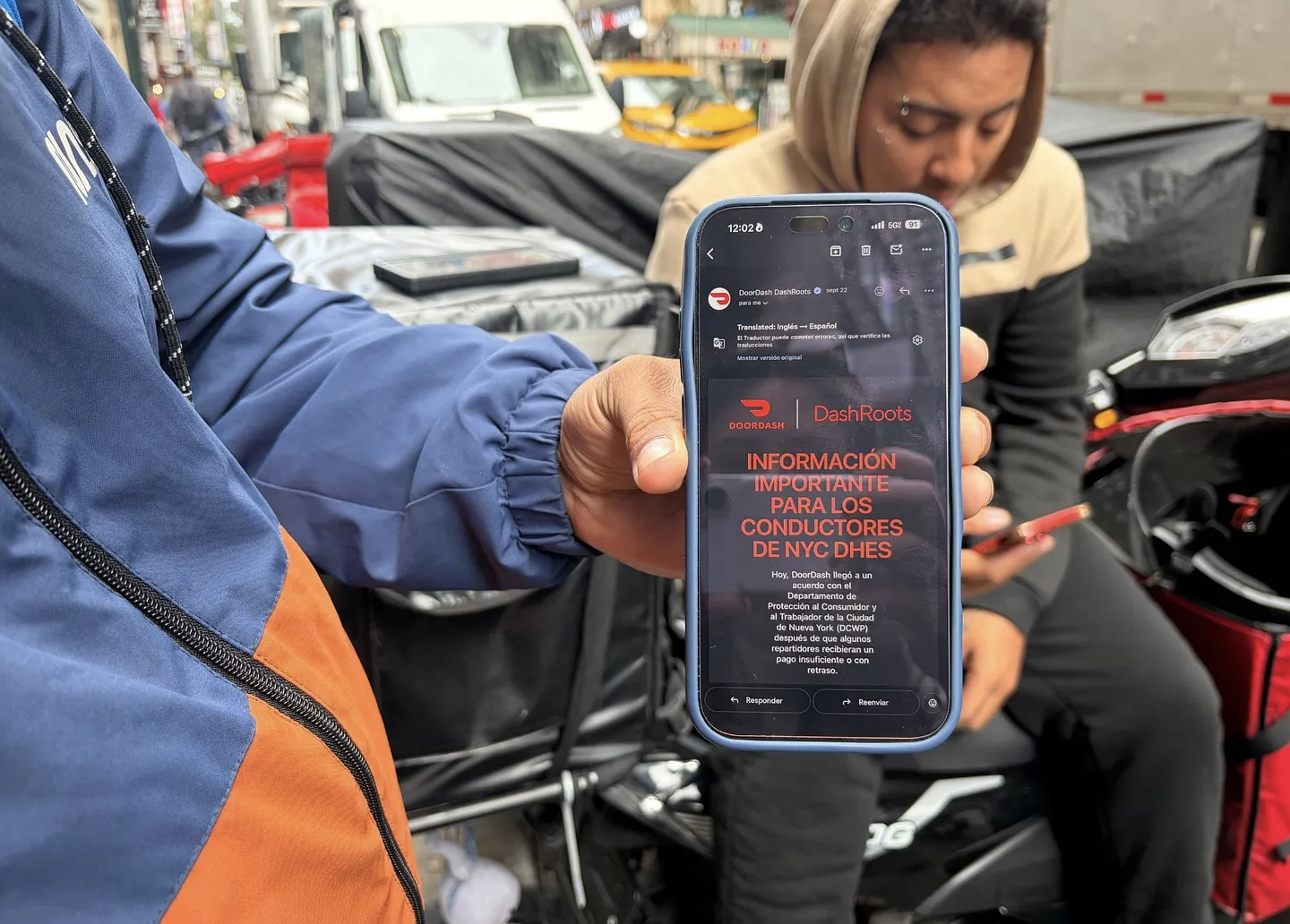 A delivery worker shows an email from Doordash announcing the settlement. (Credit: Paula Ojeda)